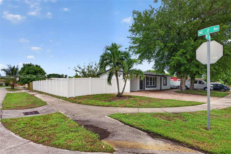 241 NE 45th St, Deerfield Beach FL 33064