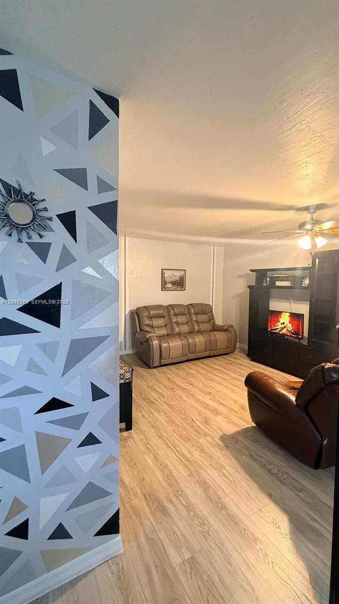 1030 SW 11 St # M20, Hallandale Beach FL 33009