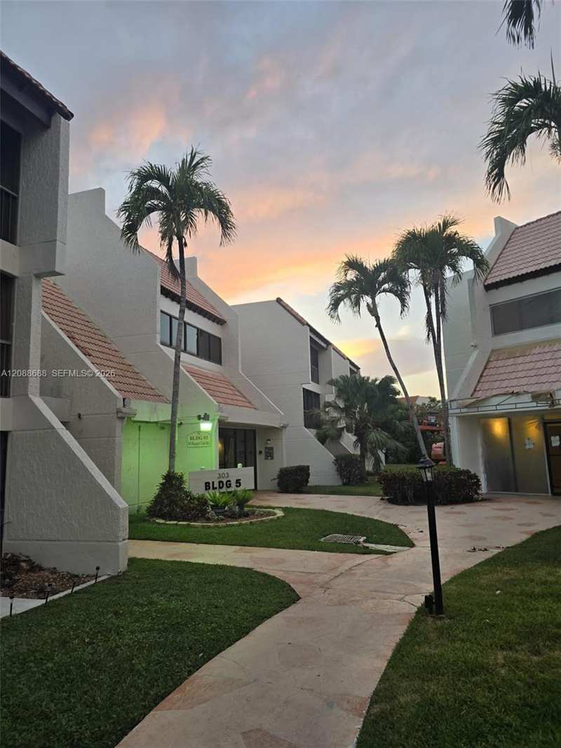 303 Racquet Club Rd # 311, Weston FL 33326
