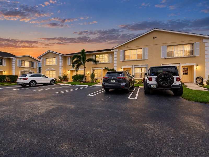 220 Foxtail Drive # G, FL 33415