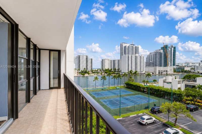 1000 Parkview Dr # 614, Hallandale Beach FL 33009