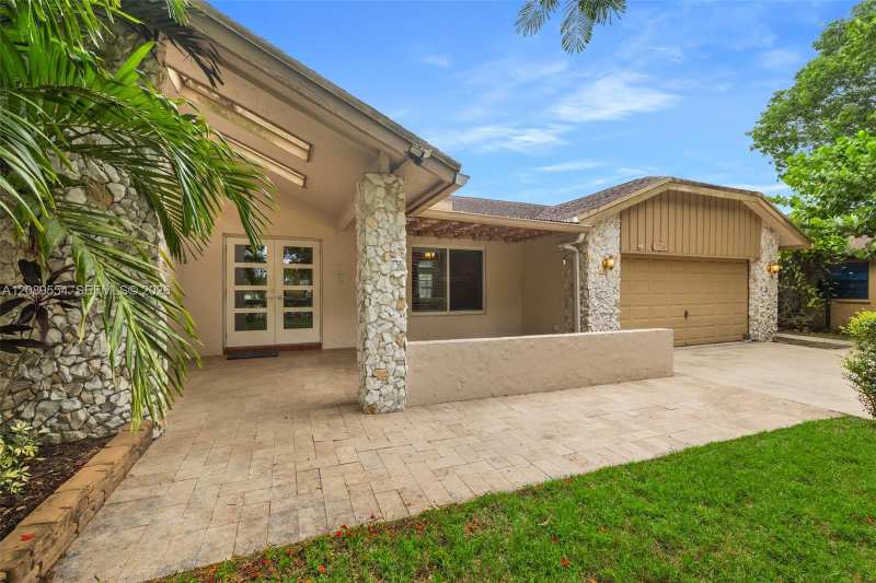 7700 NW 11th Pl, Plantation FL 33322
