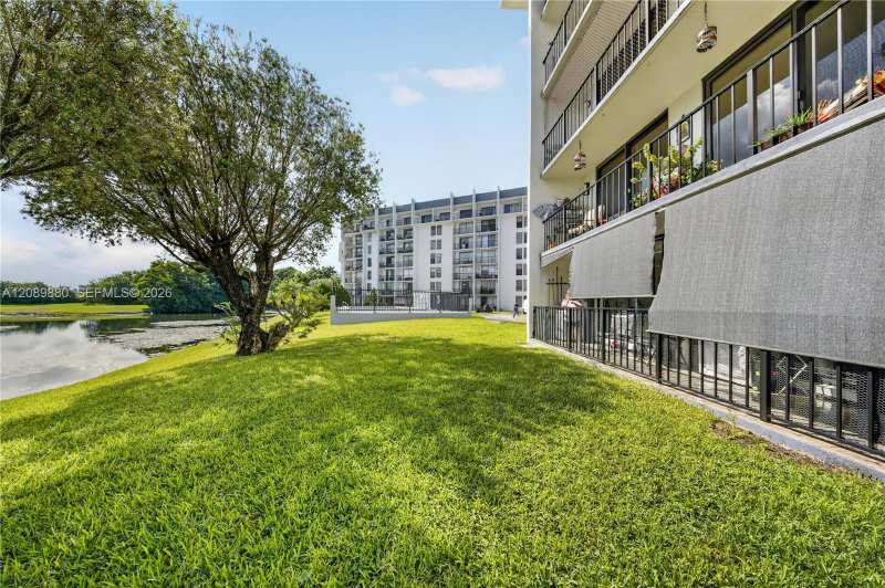 9686 Fontainebleau Blvd # 106, Miami FL 33172