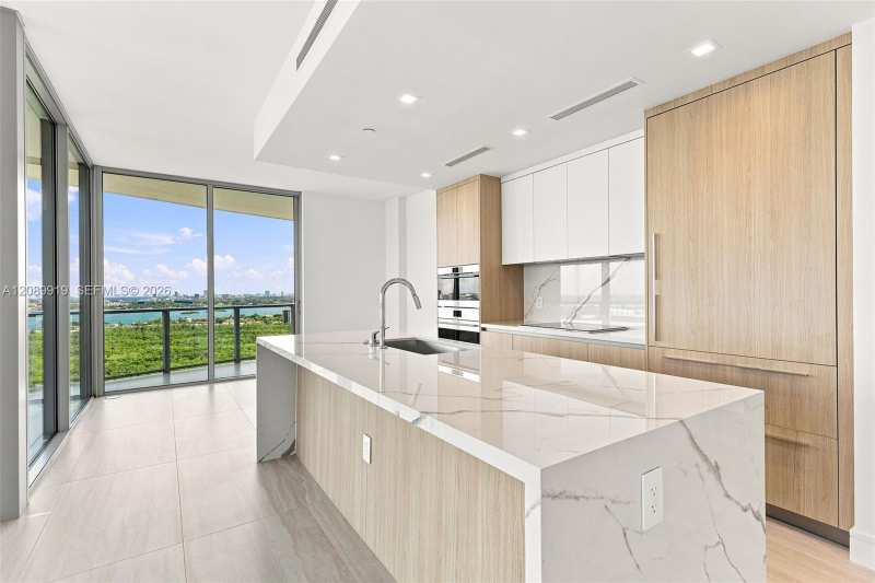 2411 Laguna Cir # 2301, North Miami FL 33181