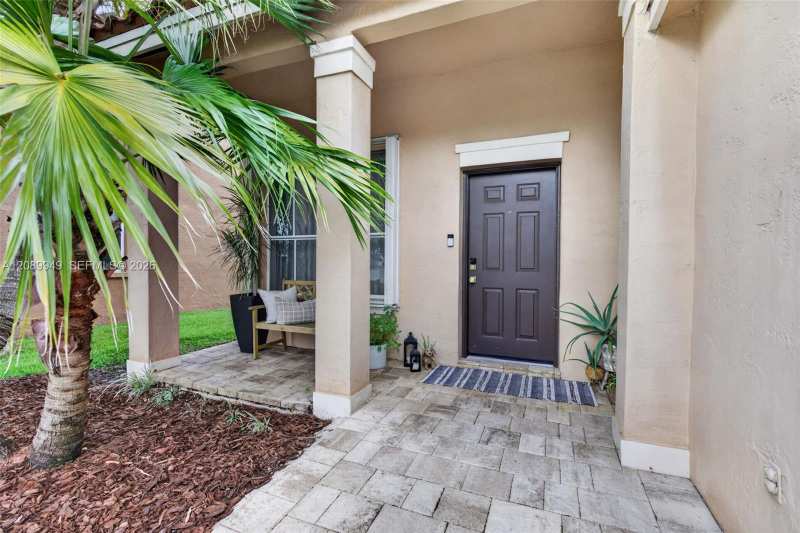 820 Falling Water Rd, Weston FL 33326