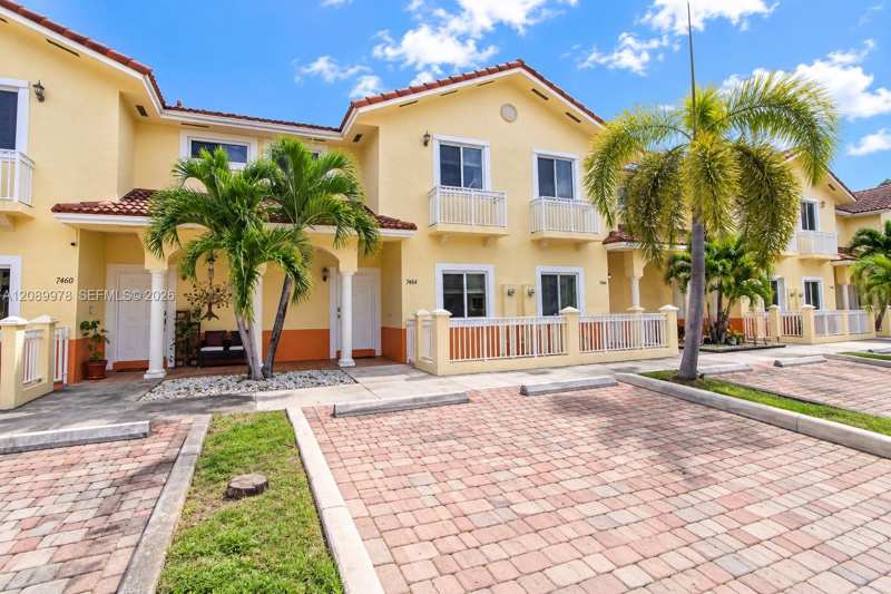 7464 NW 180th St, Hialeah FL 33015