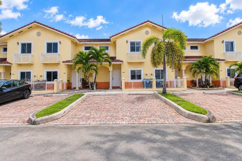 7464 NW 180th St, Hialeah FL 33015