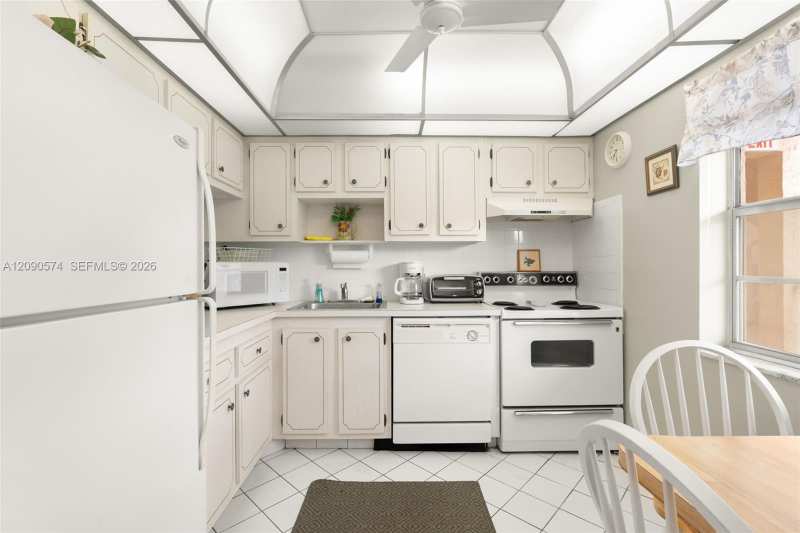 1040 Country Club Dr # 208, Margate FL 33063