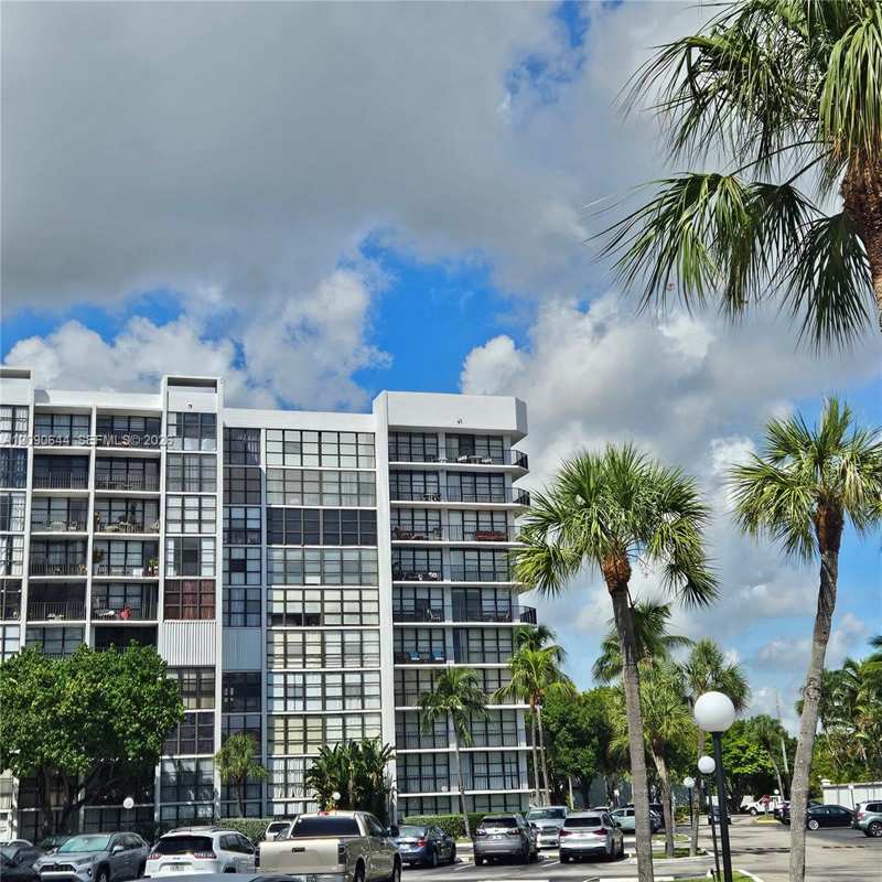 1000 Parkview Dr # 124, Hallandale Beach FL 33009