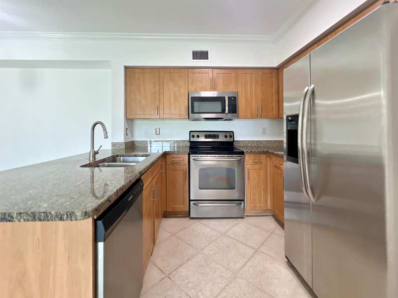 6400 EMERALD DUNES Drive # 104, West Palm Beach FL 33411