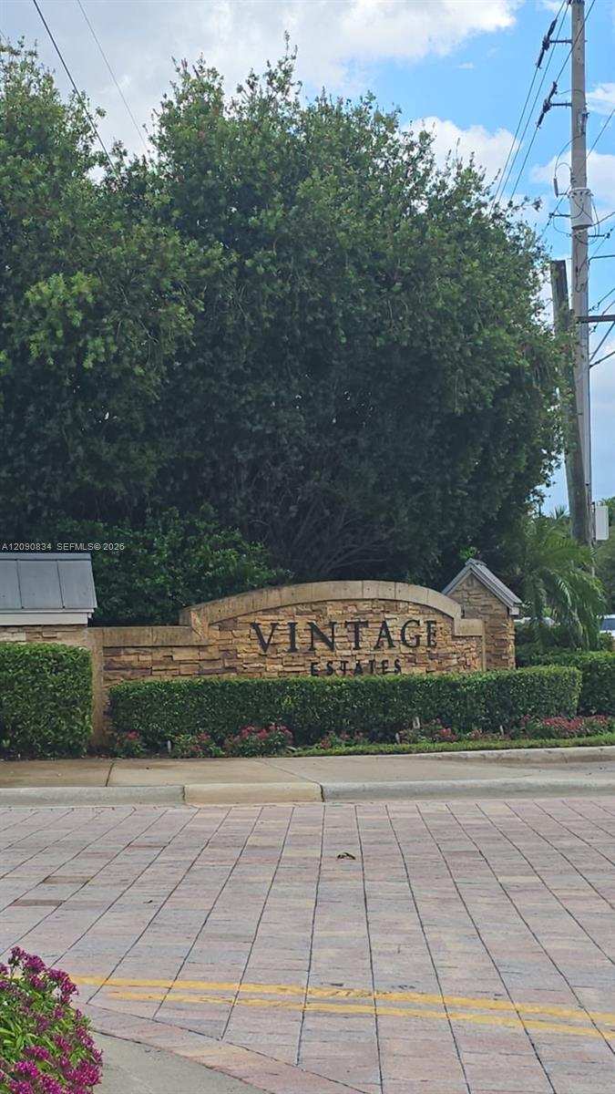 10433 NW 70th Ln, Doral FL 33178