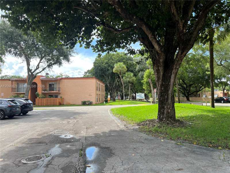 7200 Fairway Dr # H5, Miami Lakes FL 33014