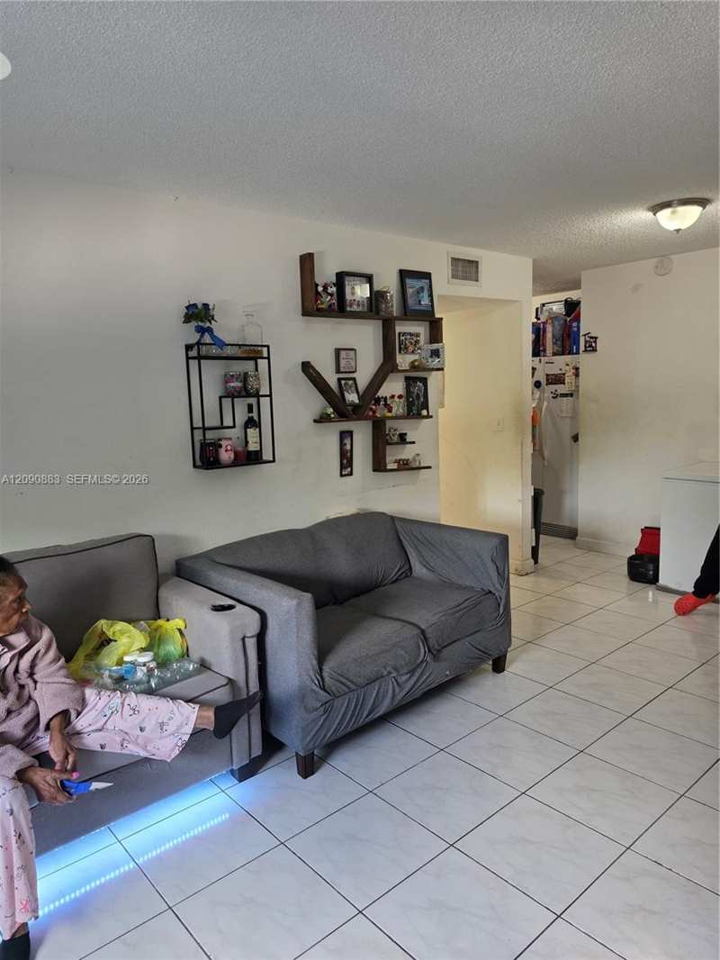 2565 W 56th St # 206, Hialeah FL 33016