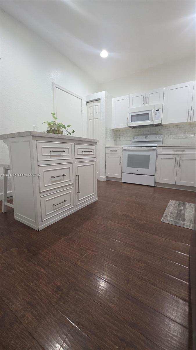 8972 NW 54th St, Sunrise FL 33351