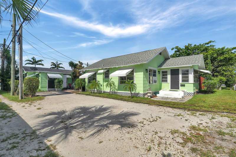713 10th Avenue N, FL 33460