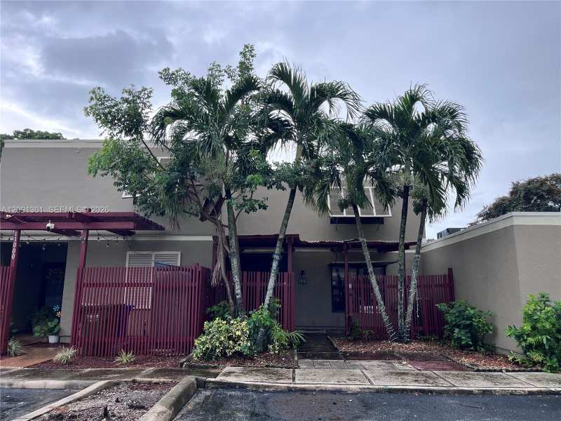 11010 Clubhouse Rd, Pembroke Pines FL 33026