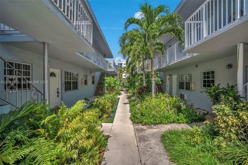 8010 Tatum Waterway Dr # 5, Miami Beach FL 33141