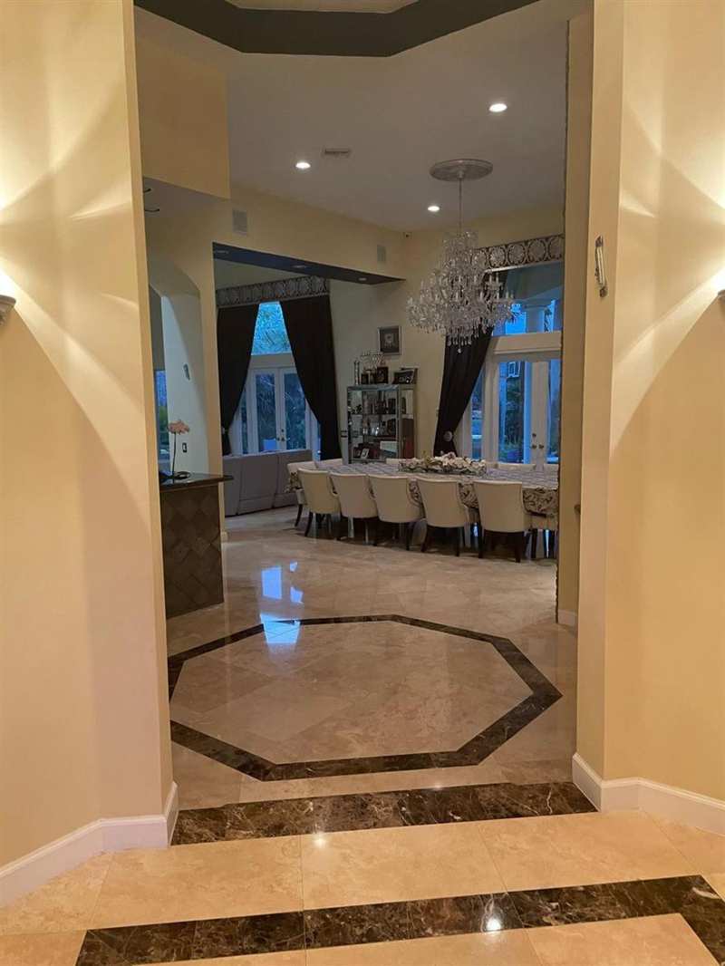5532 ESTATE OAK Circle, Hollywood FL 33312