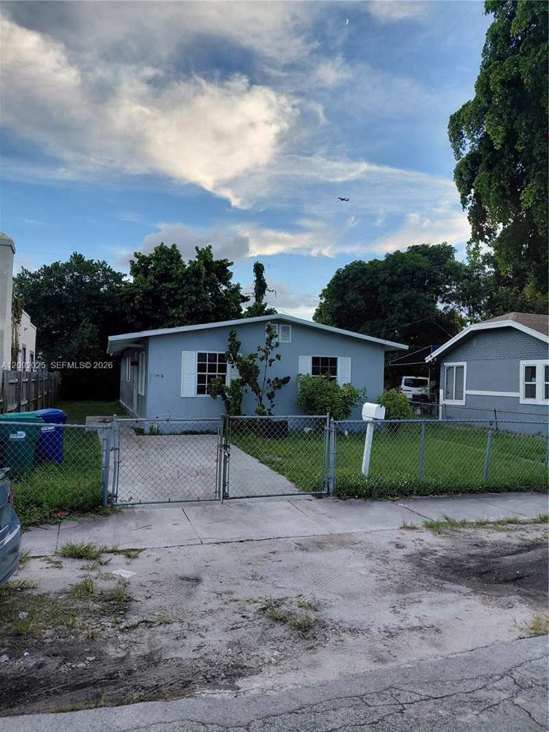 1918 NW 47th St, Miami FL 33142