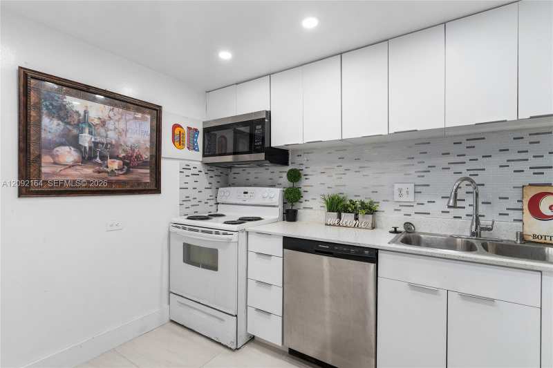 3670 Inverrary Dr # 2R, Lauderhill FL 33319