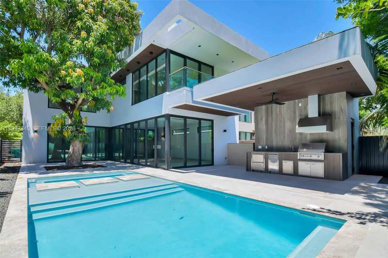 125 SW 29th Rd, Miami FL 33129