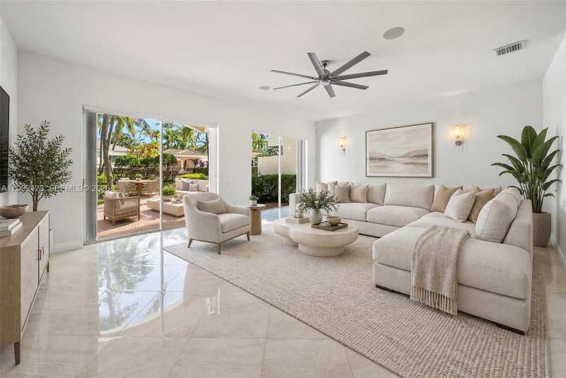 887 W Spinnaker Dr W, Hollywood FL 33019