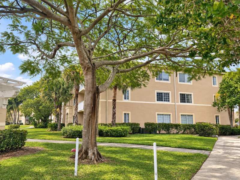 5021 Wiles Road Apt 301, Coconut Creek FL 33073