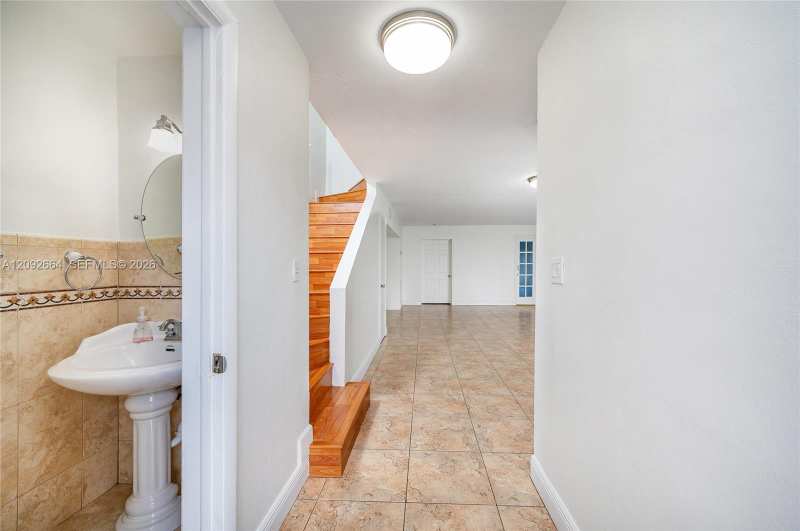 1345 W 71st St, Hialeah FL 33014