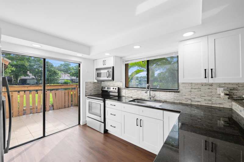 32 Wimbledon Lakes Drive # 221, Plantation FL 33324