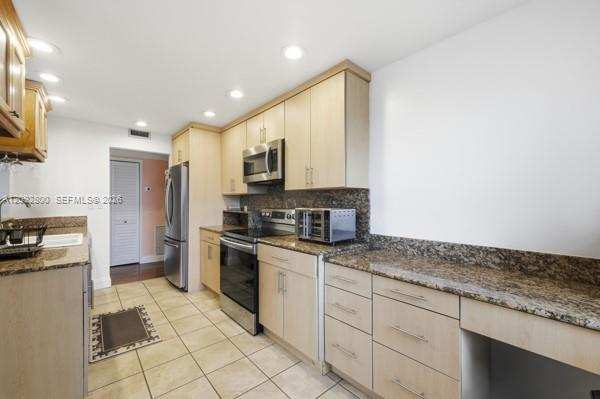 3800 Hillcrest Dr # 523, Hollywood FL 33021