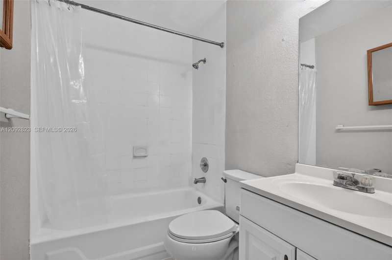 275 W 68th St # 106, Hialeah FL 33014