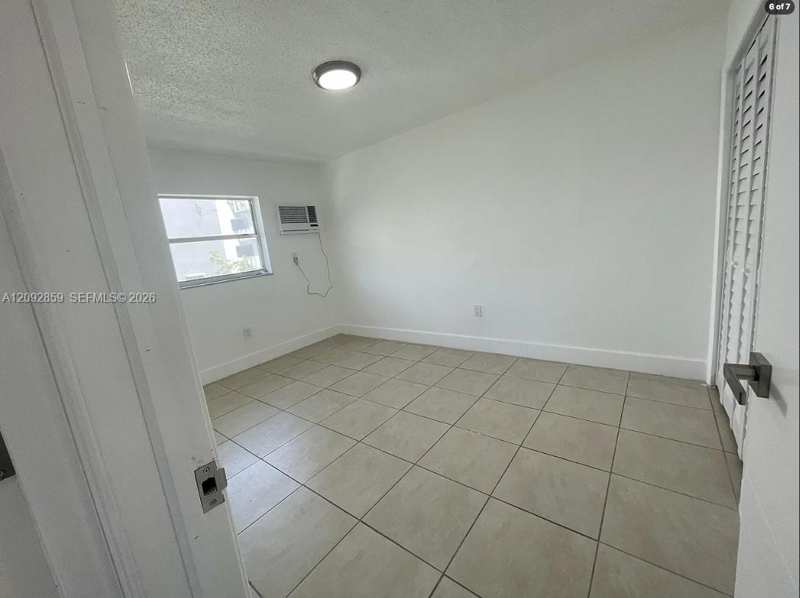 858 SW 2nd St # 4, Miami FL 33130