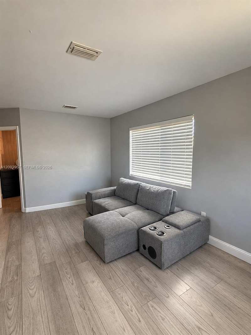2315 NW 35th St, Miami FL 33142