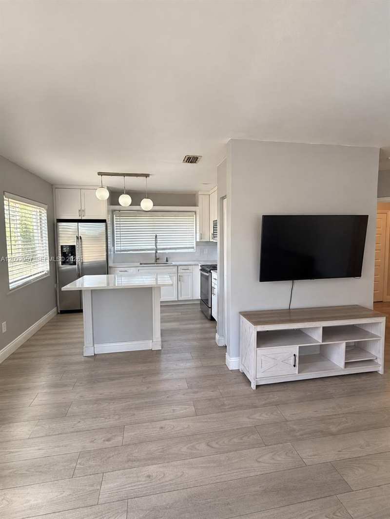 2315 NW 35th St, Miami FL 33142