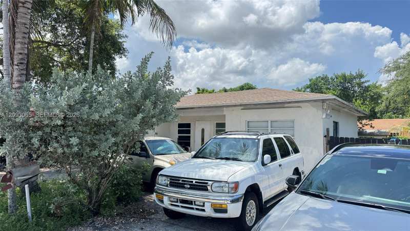 551 NE 159th St, Miami FL 33162
