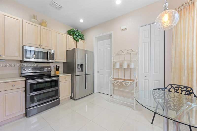1384 W Harbor Vw W, Hollywood FL 33019