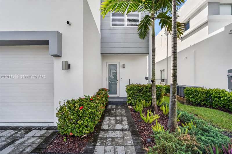 10370 NW 67th Ter, Doral FL 33178