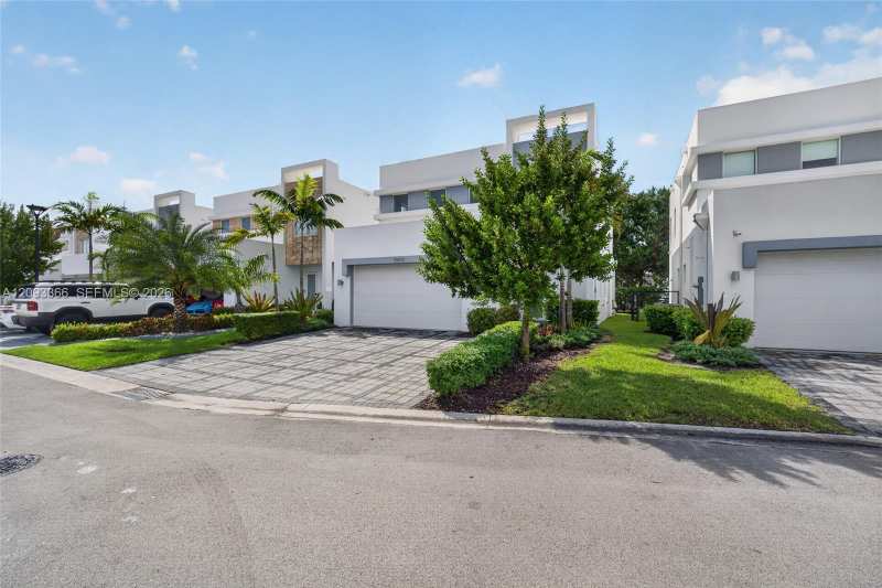 10370 NW 67th Ter, Doral FL 33178