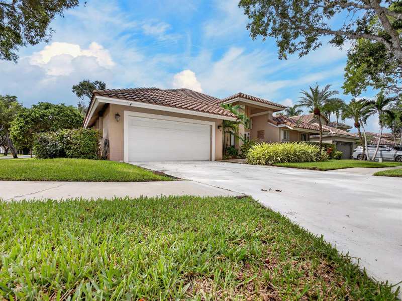 832 WATERVIEW Drive, Weston FL 33326