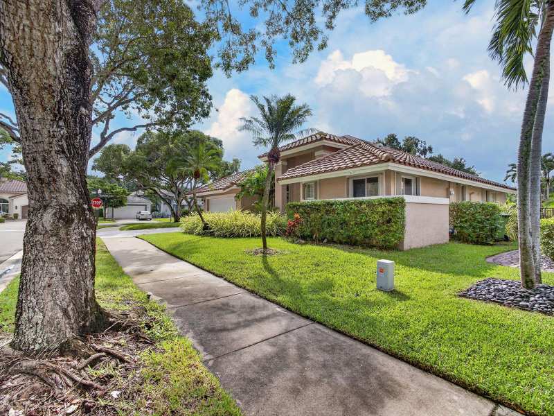 832 WATERVIEW Drive, Weston FL 33326