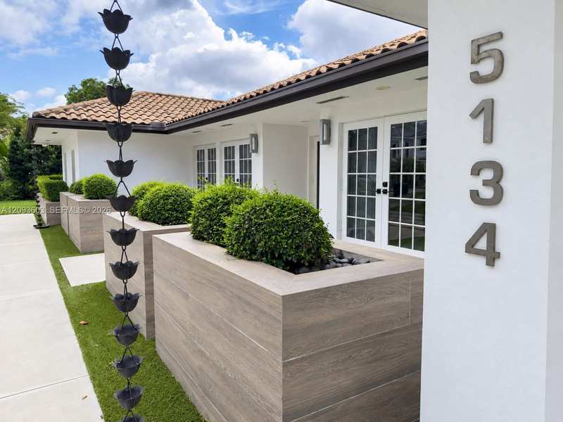 5134 NW 94th Doral Pl, Doral FL 33178