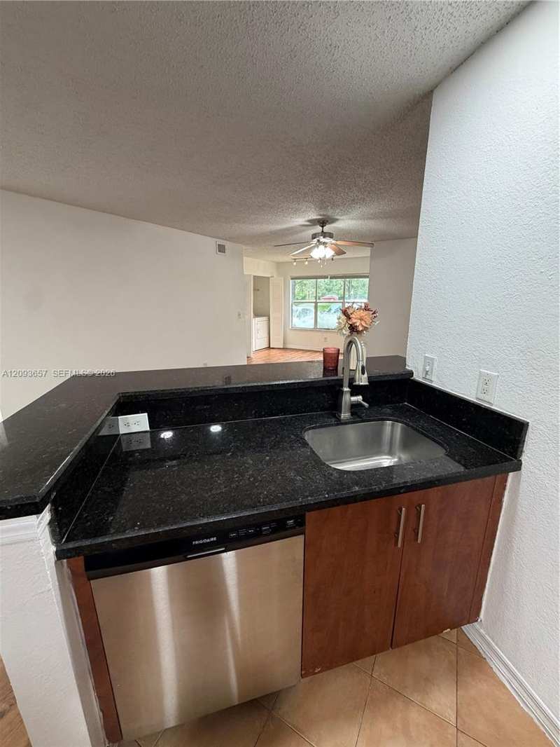 565 Vista Isles Dr # 2018, Sunrise FL 33325