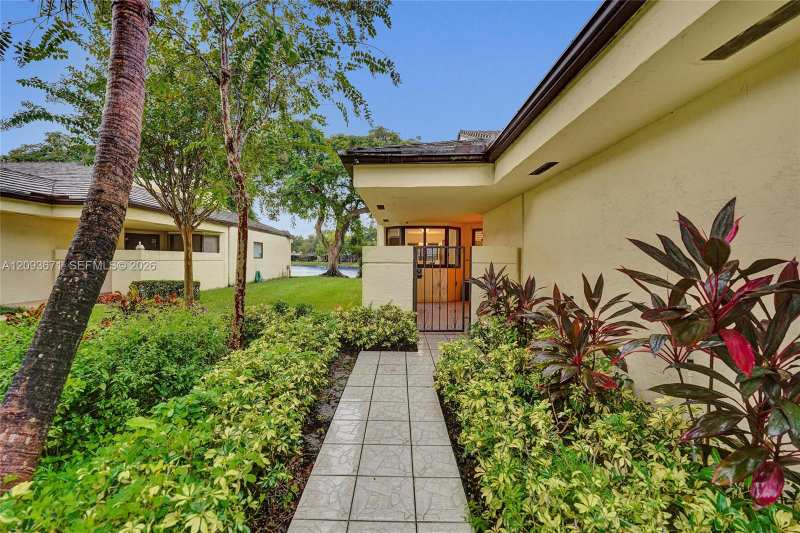 465 NW 95th Ave, Plantation FL 33324