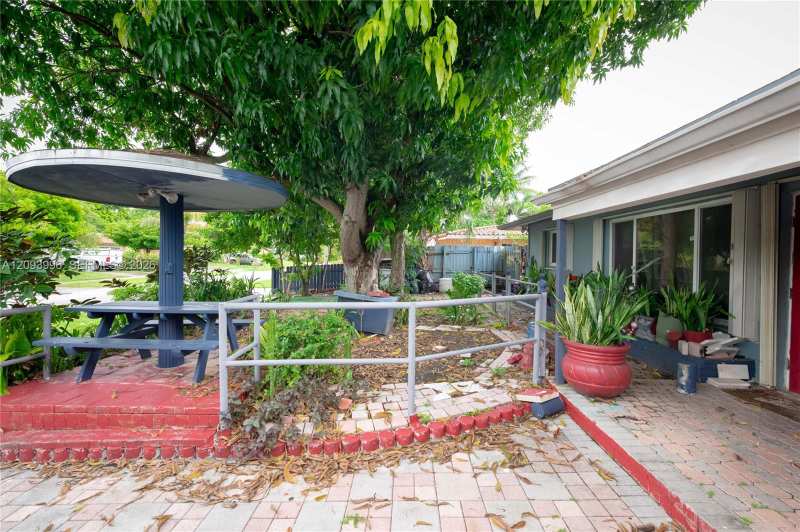 140 NE 17th Ct, Pompano Beach FL 33060