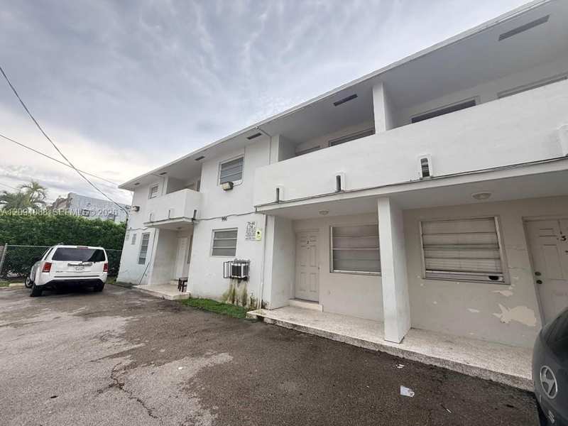990 SW 4th St # 7, Miami FL 33130