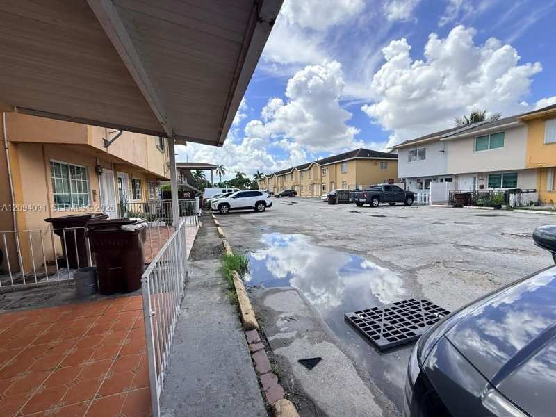 633 W 68th St # 633, Hialeah FL 33014