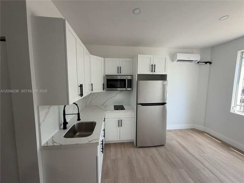 2425 SW 6th St, Miami FL 33135