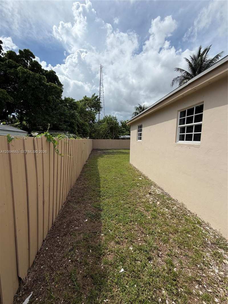 520 W 22nd St, Hialeah FL 33010