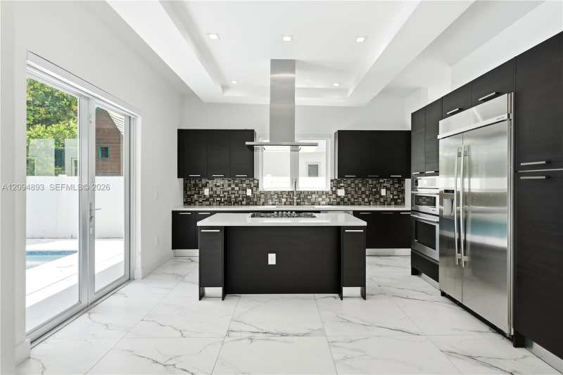 8221 NW 34th Dr, Doral FL 33122