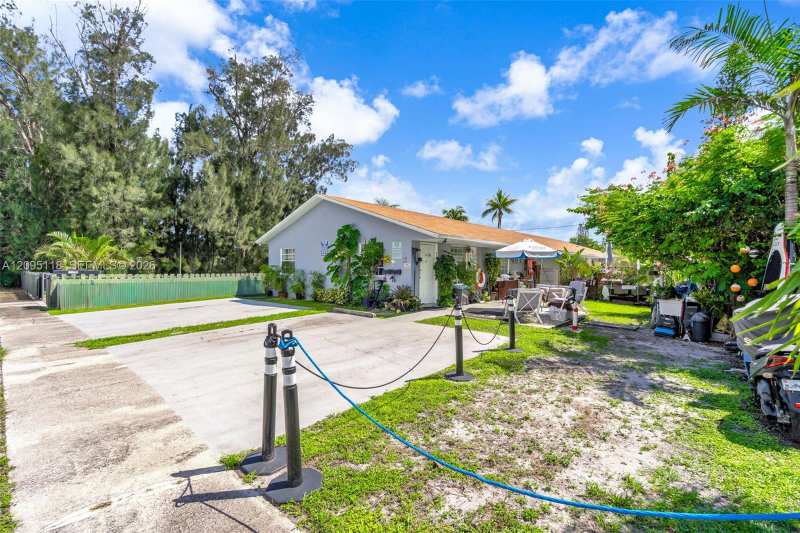 235-237 SW 12th St, Dania Beach FL 33004